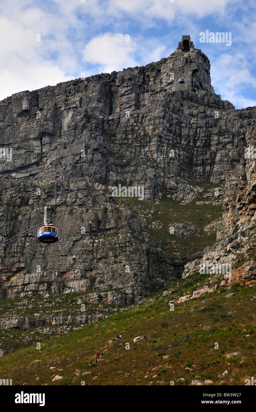 Möglichkeiten, um den Tafelberg, Seilbahn oder Wanderung. Kapstadt, Südafrika. Stockfoto