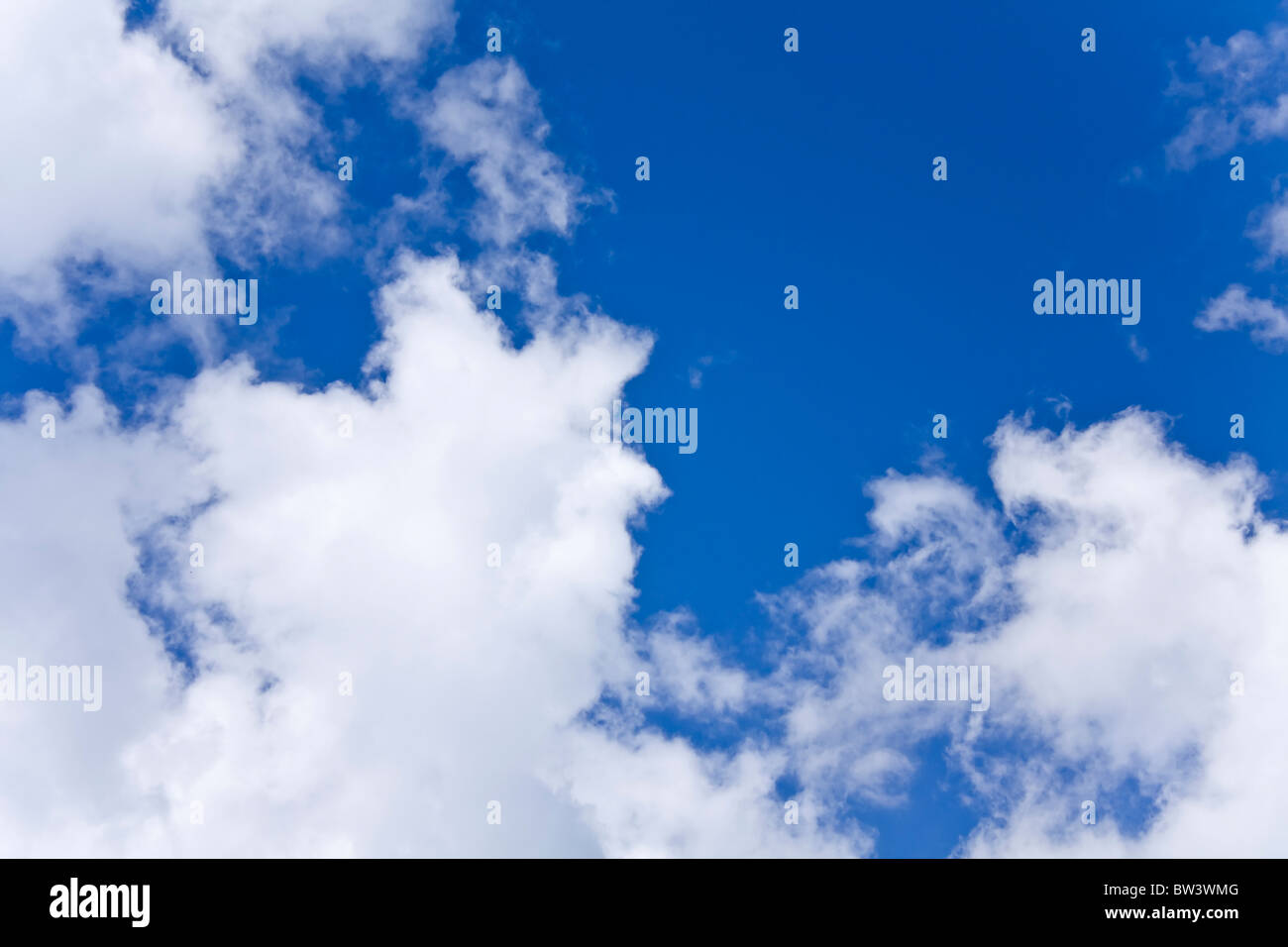 strahlend blauer Himmel und großen weißen Wolken Stockfoto