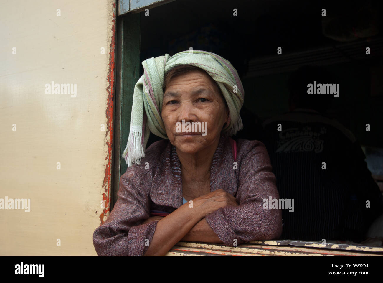 Alte Frau noch warten auf den Zug in Myanmar. Stockfoto