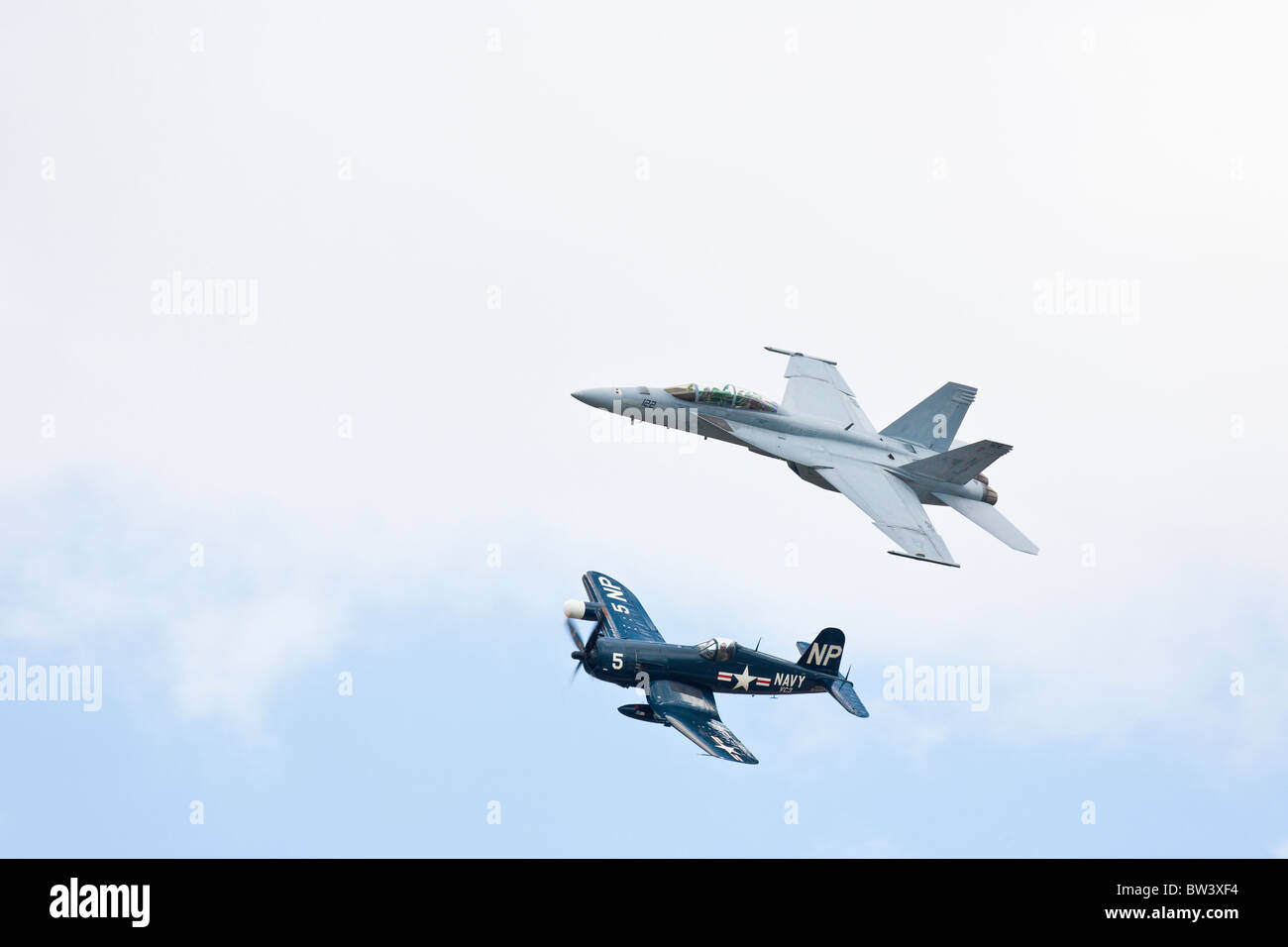 F / A 18 Super Hornet Strike Fighter Jet und F4U Corsair Flugzeug durchführen während Flugschau auf NAS Jacksonville, Florida Stockfoto