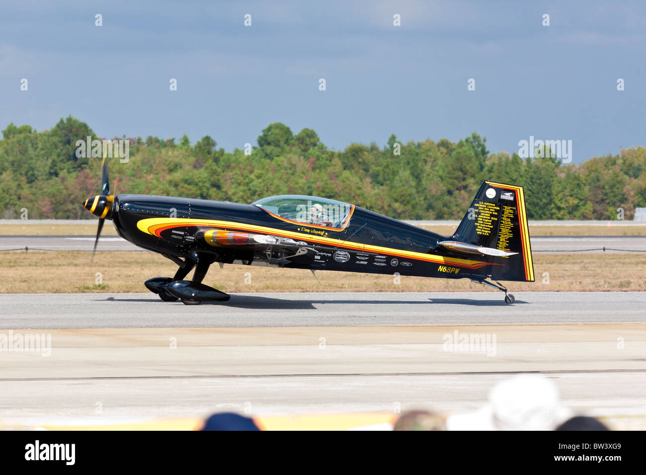 Patty Wagstaff fliegen ihre Extra 300 s während eines Auftritts in Flugschau auf NAS Jacksonville, Florida Stockfoto