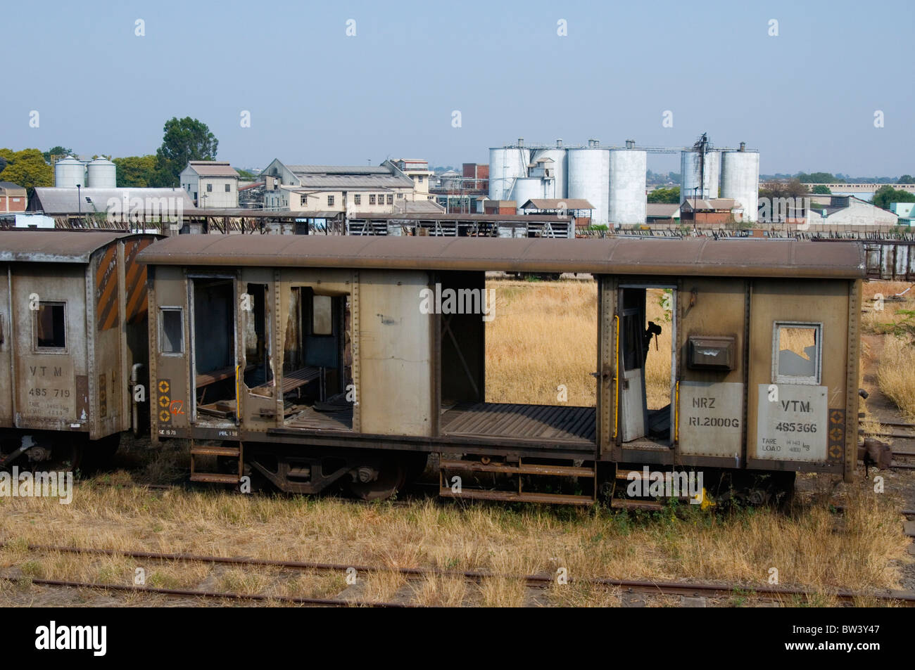 Unbrauchbarer Güterwagen abgestellt in der Rangierbahnhöfe in Bulawayo, Simbabwe Stockfoto