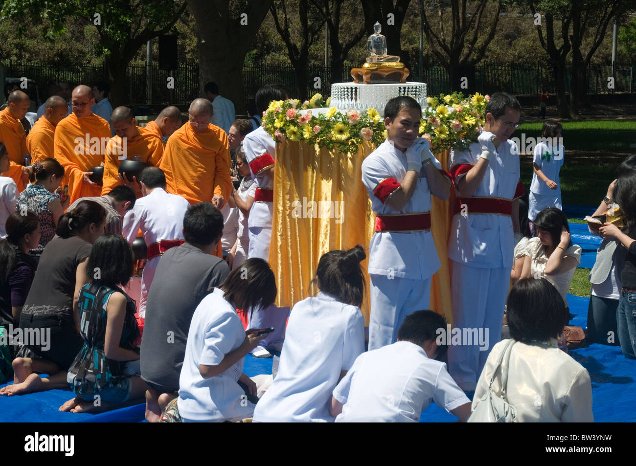 Thailändischer buddhistischer Almosengabe Zeremonie in unseren Park, Sydney, Australien Stockfoto