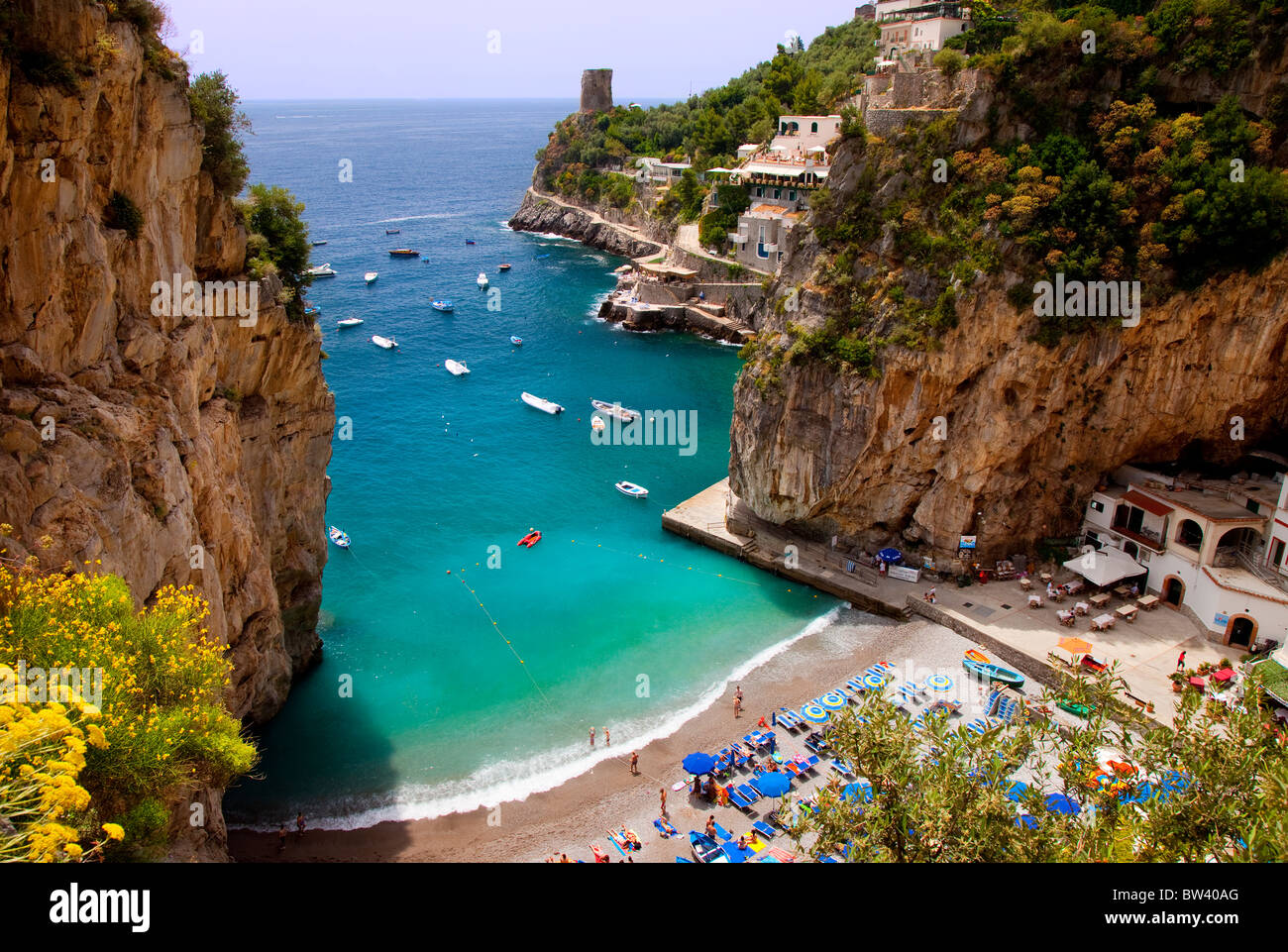 Kleiner Strand in der felsigen Küste von Amalfi in der Nähe von Praiano, Kampanien, Italien Stockfoto