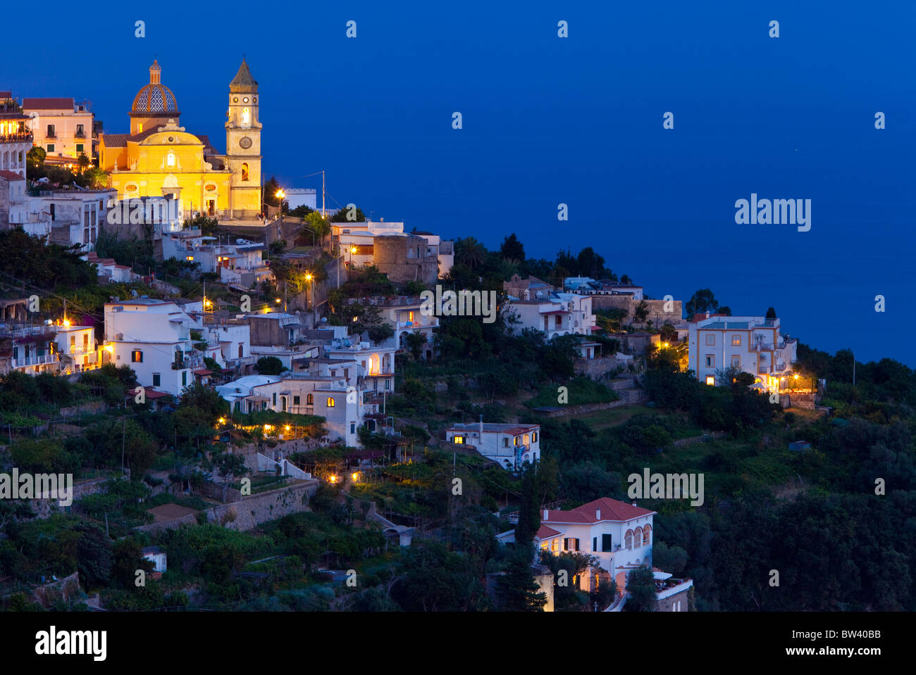 Twilight-Ansicht von Praiano und Chiesa San Gennaro entlang der Amalfi Küste, Kampanien Italien Stockfoto