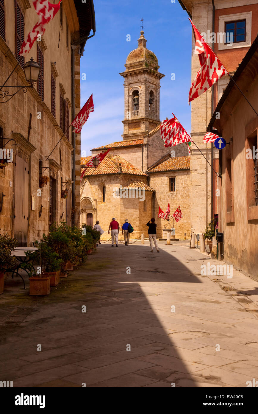 Touristen in der Kirche Santa Maria Assunta in San Quirico, Toskana Italien Stockfoto