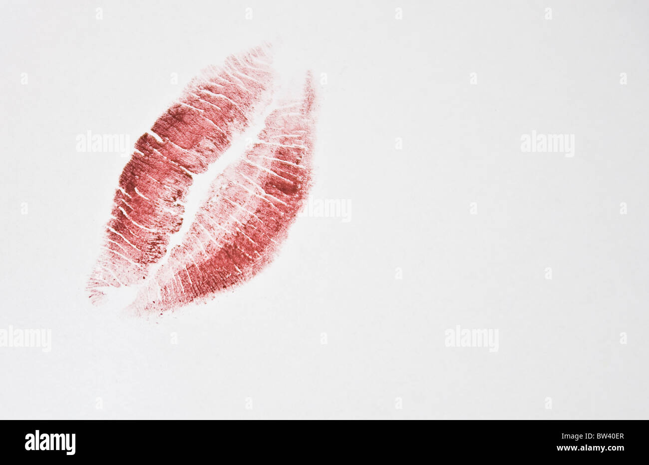 Roter Lippenstift Flecken auf weißem Hintergrund Stockfoto
