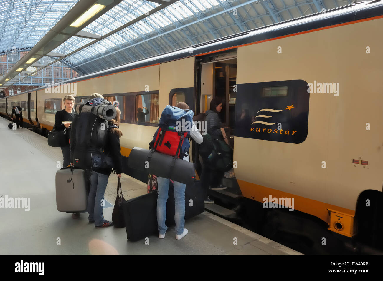 Passengers boarding eurostar train london -Fotos und -Bildmaterial in hoher  Auflösung – Alamy