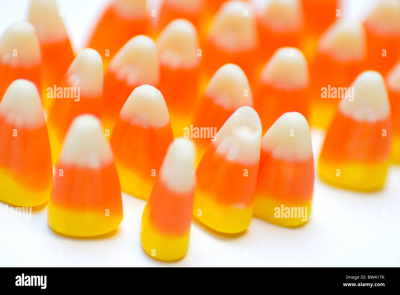 Viele Halloween-Süßigkeiten aufgereiht in langen Reihen, mit einer geringen Schärfentiefe. Stockfoto