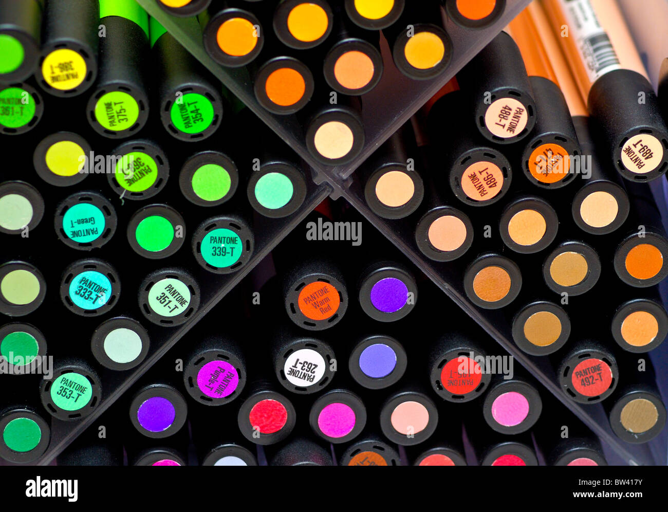 Ein Regenbogen von Pantone Color Marker sind einige der Tools auf dem Schreibtisch als Comiczeichner. Stockfoto