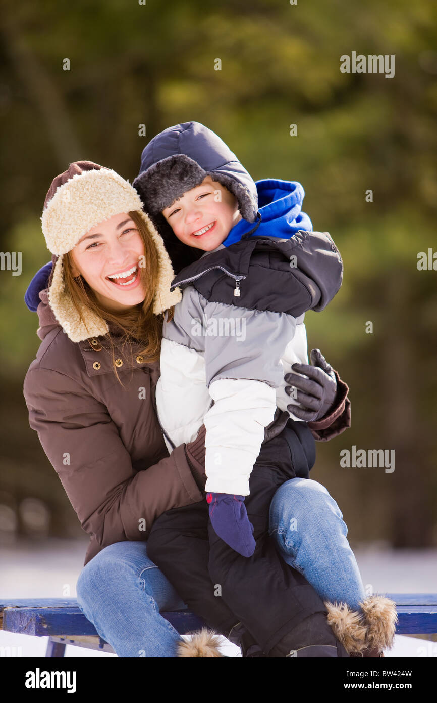 Porträt der 30er Jahre Frau mit ihrem 6-jährigen Sohn im Freien im Winter, Scanlon Creek Conservation Area, Bradford, Ontario Stockfoto