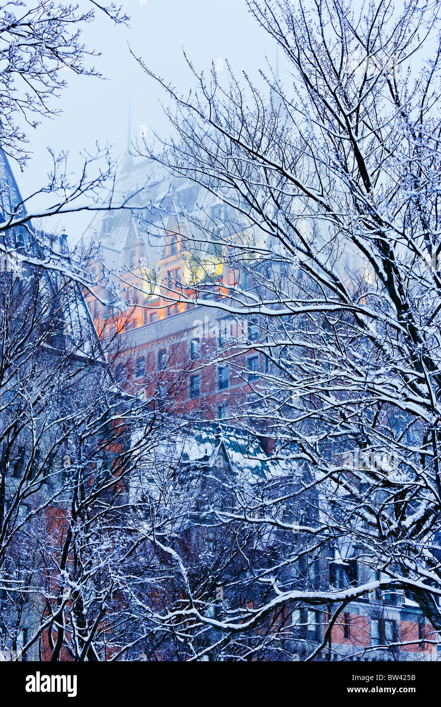 Chateau Frontenac und verschneite Bäume in der Dämmerung, Québec Stockfoto