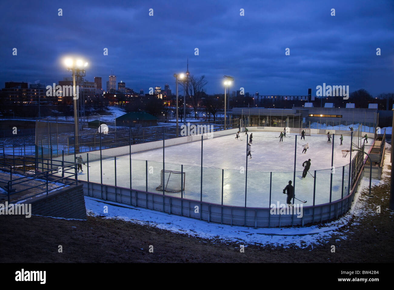 Abend-Skate auf Gemeinschaft Eisbahn, Toronto, Ontario, Kanada Stockfoto