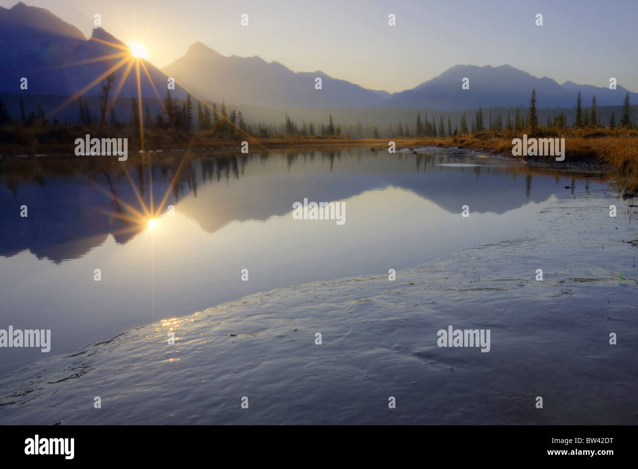 Sonnenaufgang über dem North Saskatchewan River in der kanadischen Rocky Mountains, Alberta, Kanada Stockfoto