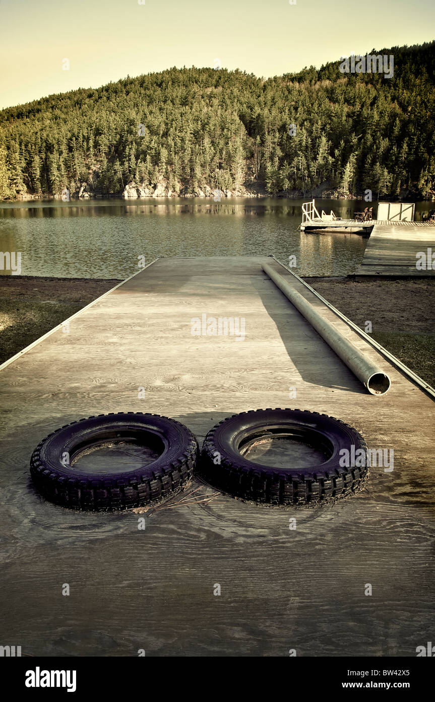 Reifen auf einem gestrandeten Schwimmsteg in der Nähe von einem See, Mattawa, Ontario, Kanada Stockfoto