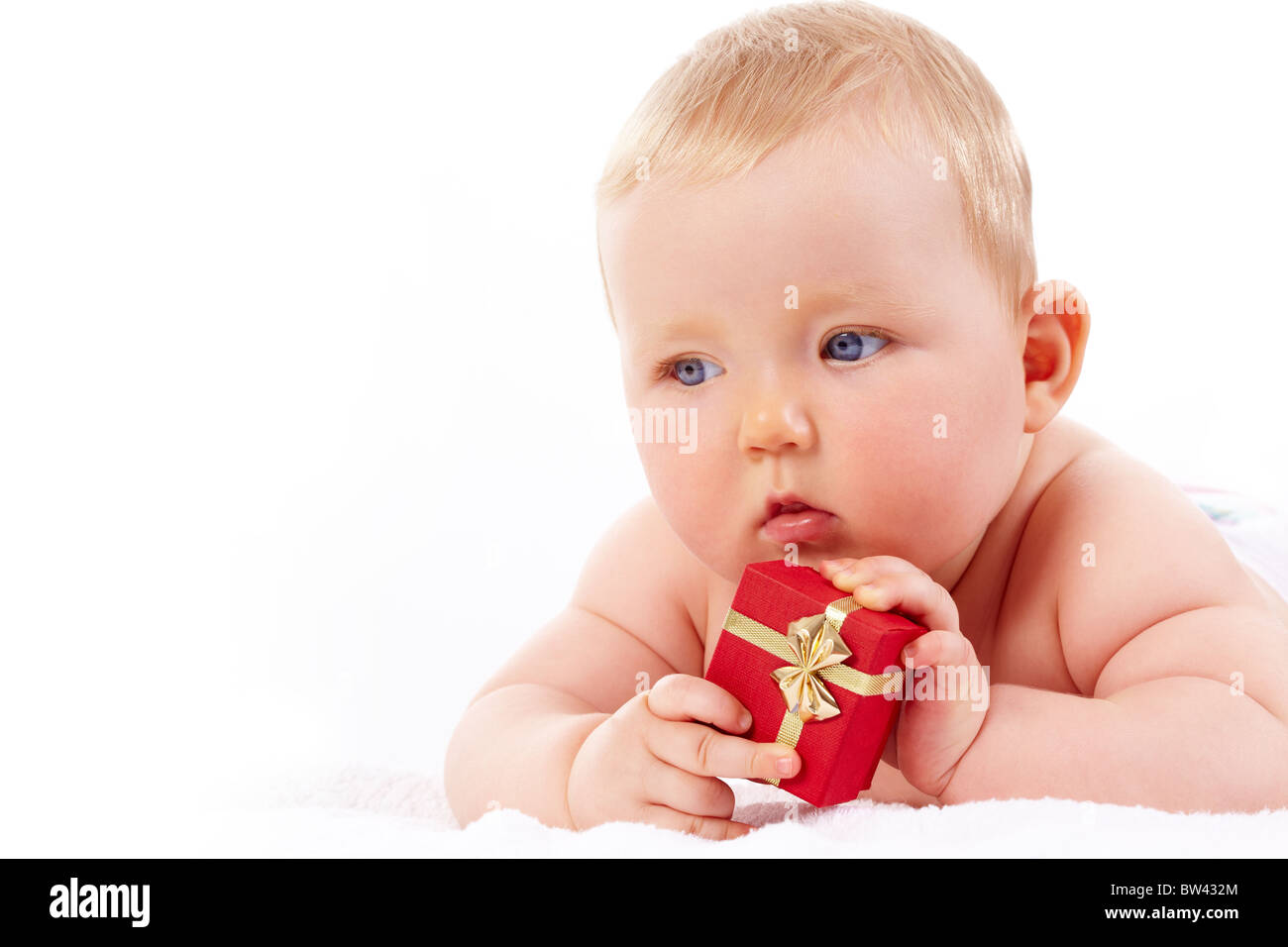 Porträt von hübschen Baby mit roten Geschenkbox beiseite suchen Stockfoto