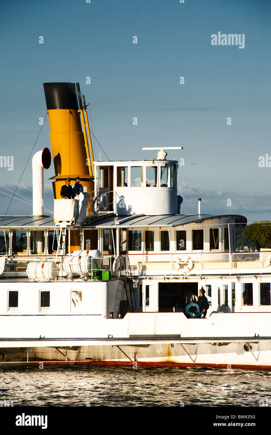 Der Kapitän und erster Offizier sehen Andockvorgang Savoie Abendessen Kreuzfahrtschiff in Genf Stockfoto