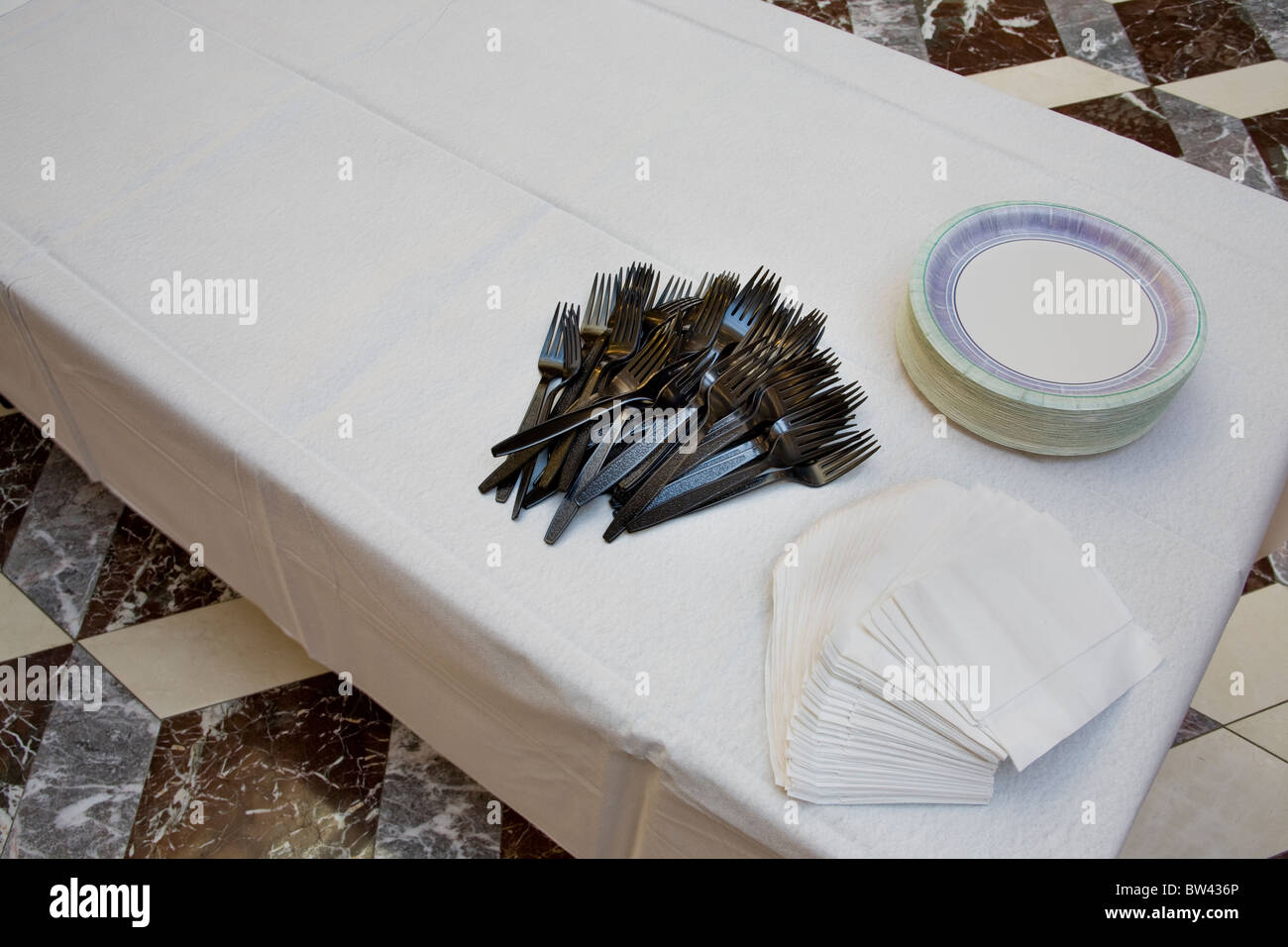 Nicht verwendete Kunststoff-Platten, Gabel und Servietten auf einem Tisch in einem Büro-lobby Stockfoto