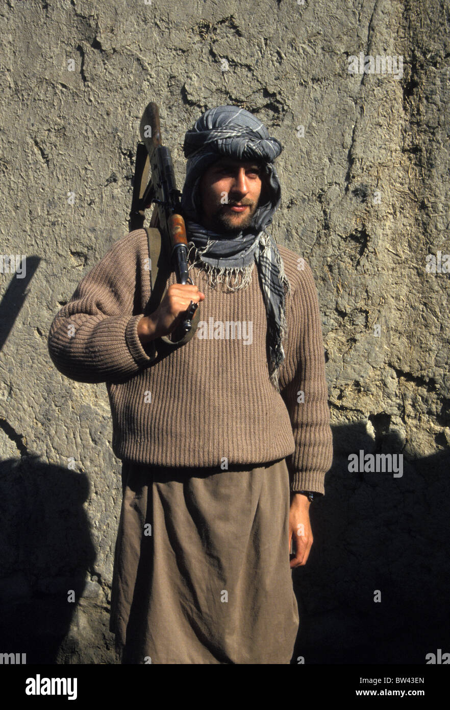 Westler posiert mit Kalashnikov AK47assault Gewehr Maschinengewehr Kabul-Afghanistan Stockfoto