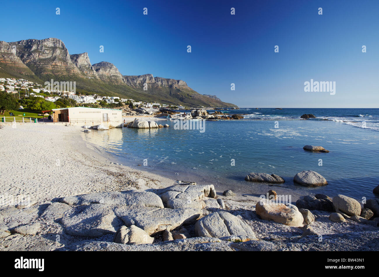 Camps Bay mit zwölf Apostel im Hintergrund, Cape Town, Western Cape, Südafrika Stockfoto