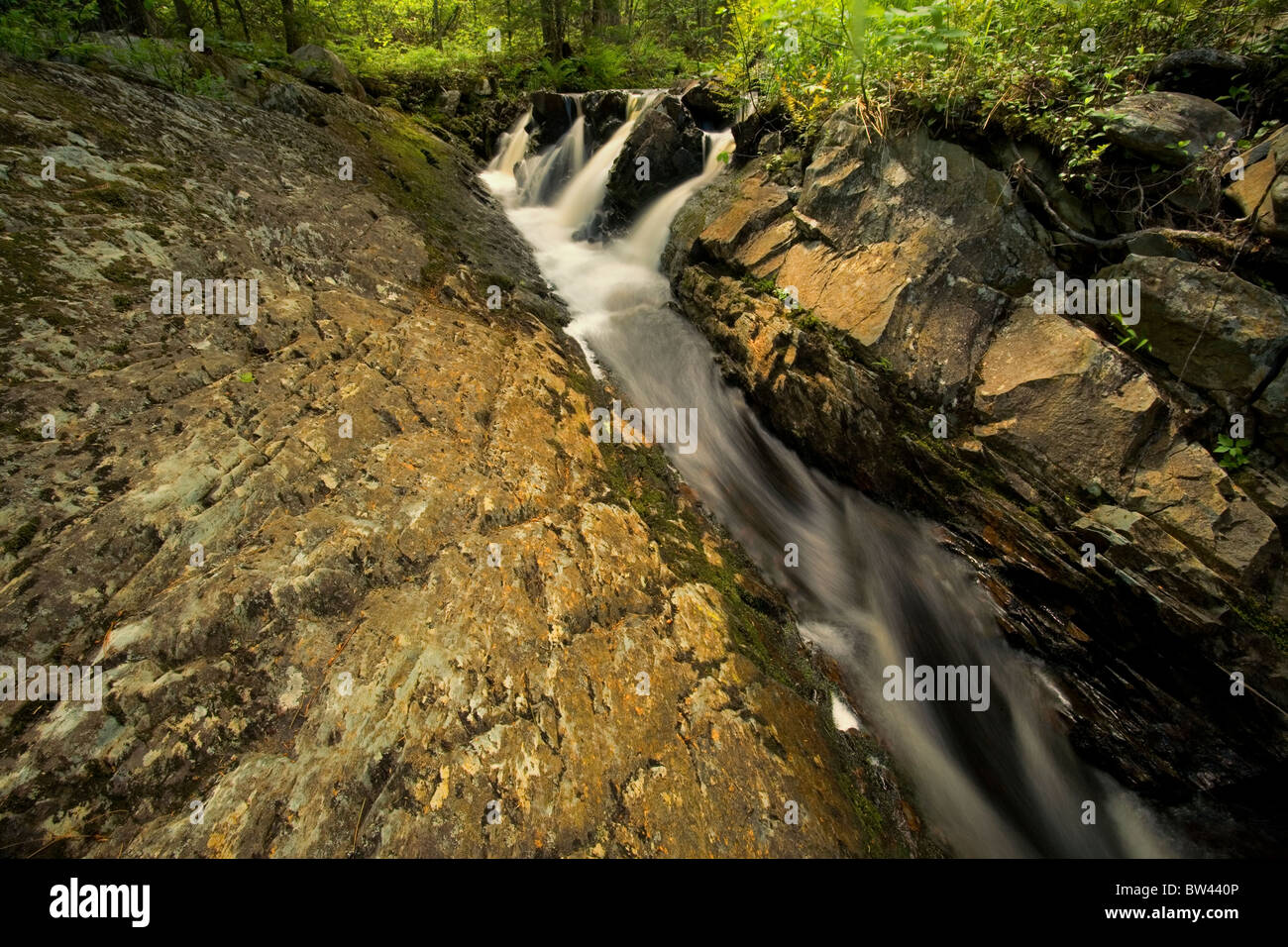 Vier Wasserfälle und schmale Rock Channel auf Grand Lake in Nova Scotia Stockfoto