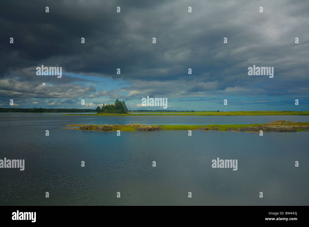 Kleine Insel und Sturm Licht gesehen aus dem östlichen Ufer von Great Island, Nova Scotia Stockfoto