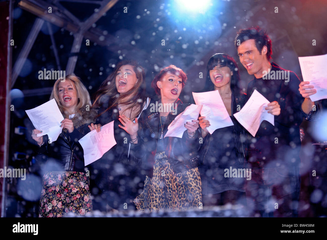 Belle Amie treten bei der Cheshire Oaks Christmas Lights Switch On 12.11.10. Stockfoto