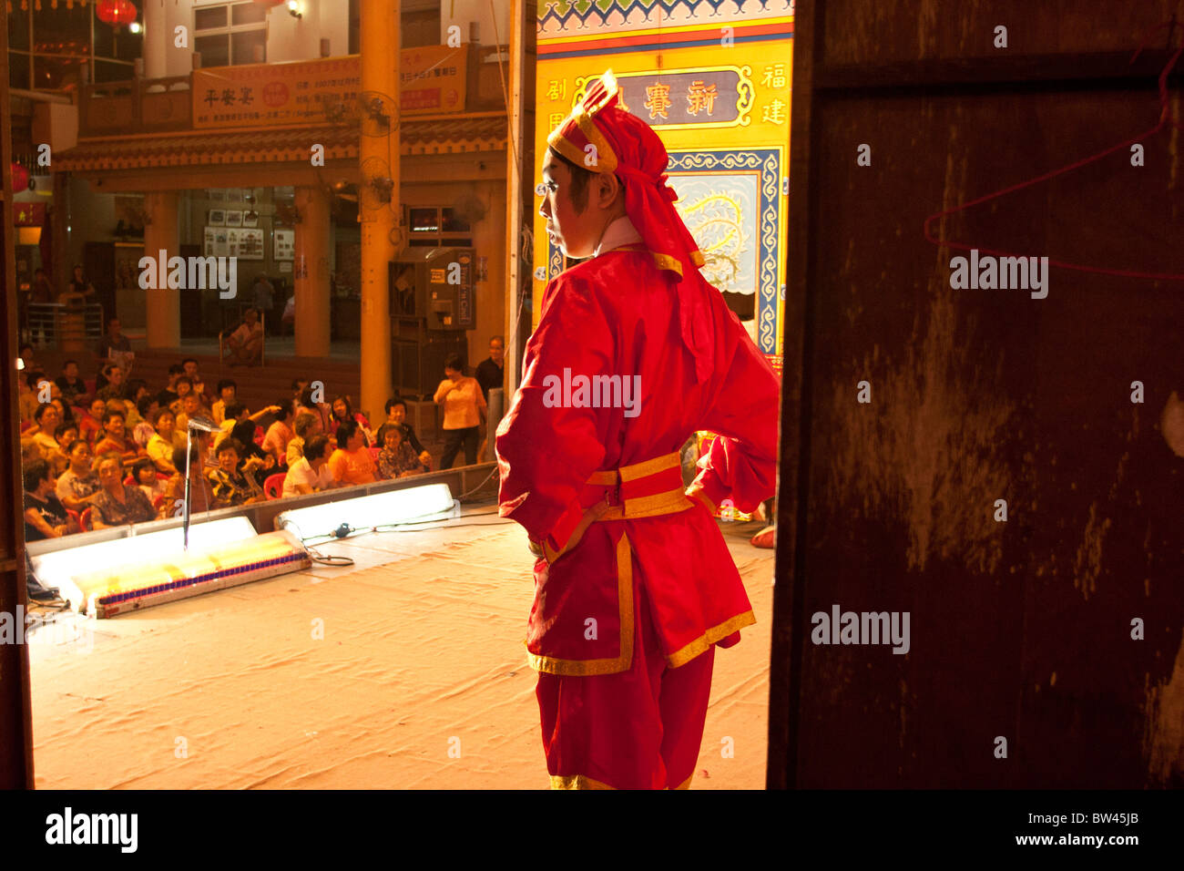 Die Zuschauer sehen eine Leistung durch das singen Sai Hong-Truppe, die älteste Hokkien Operntruppe in Singapur. Stockfoto