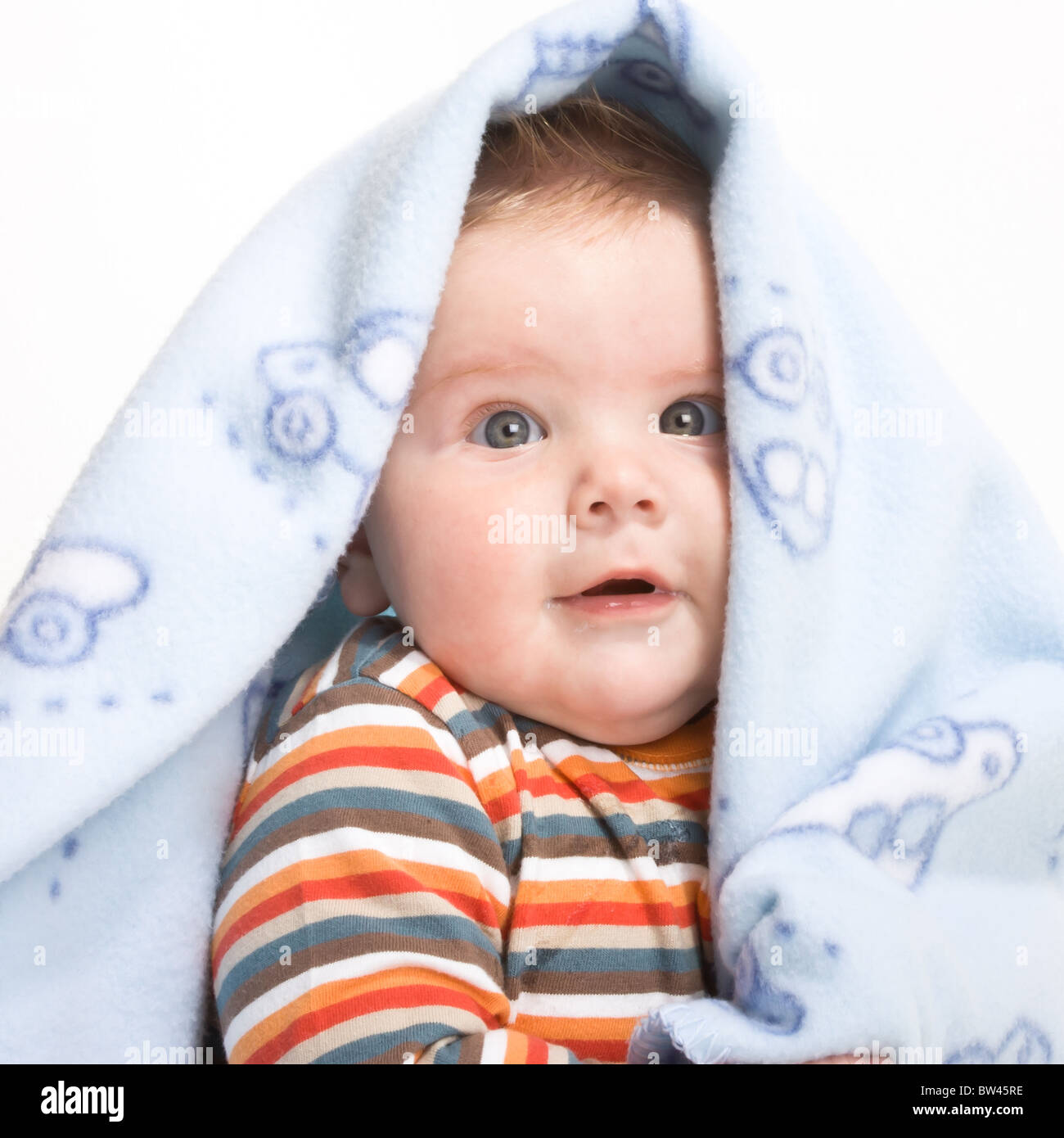 Expressive niedlichen kleinen Jungen isoliert auf weißem Hintergrund. Stockfoto