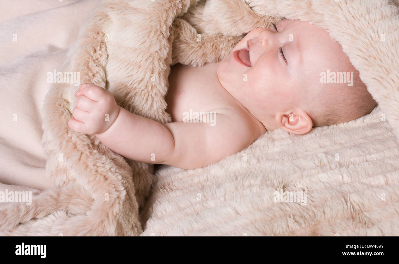 Bezaubernd expressiven glückliches Baby junge aus niedrigen Perspektive. Stockfoto