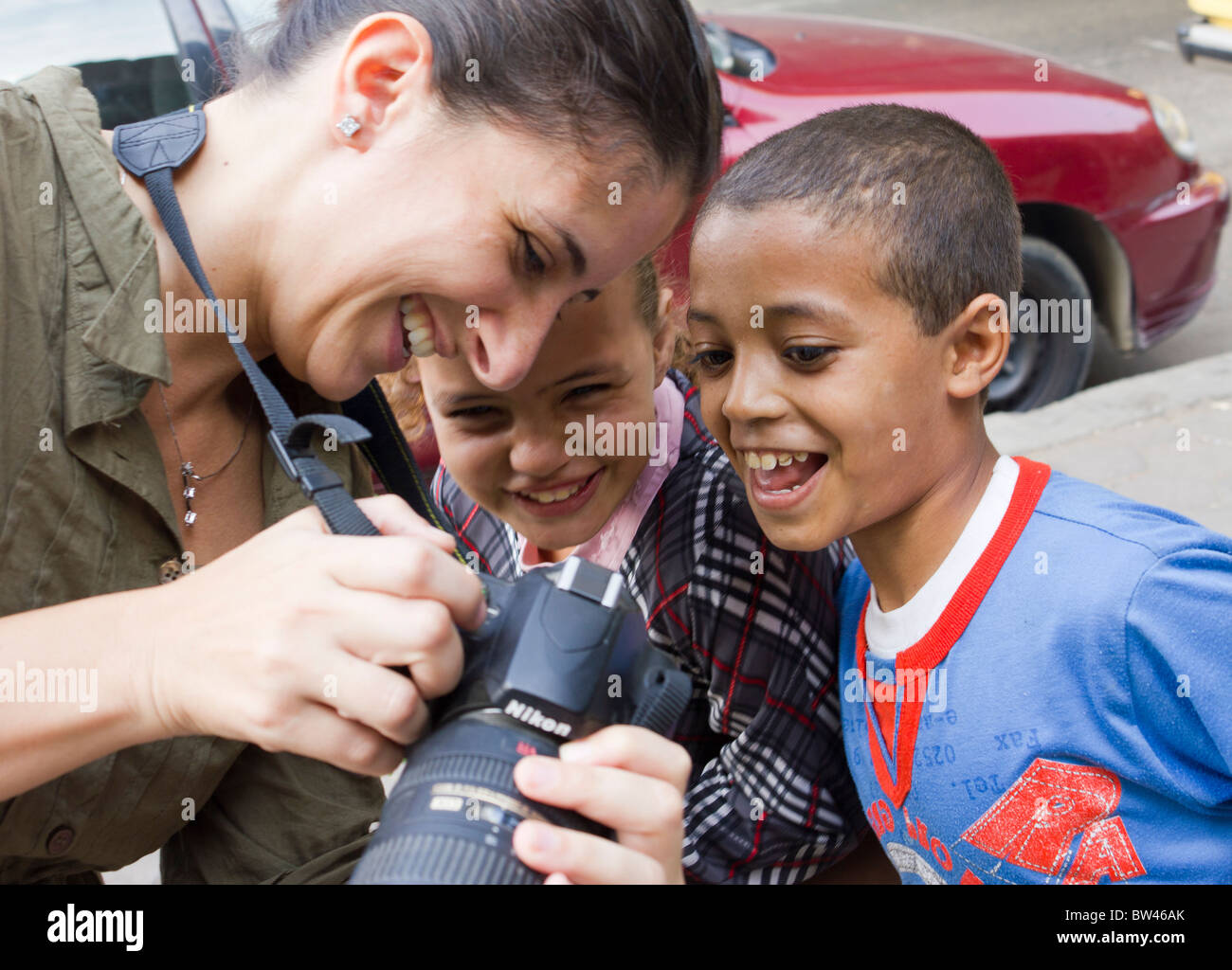 Kairo Straßenkinder ihr Foto auf einer Kamera anzeigen Stockfoto