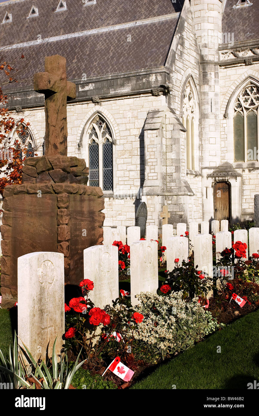 Kanadische militärische Gräber aus dem ersten Weltkrieg in den Kirchhof von St. Margarets Kirche, Bodelwyddan, Nord-Wales Stockfoto