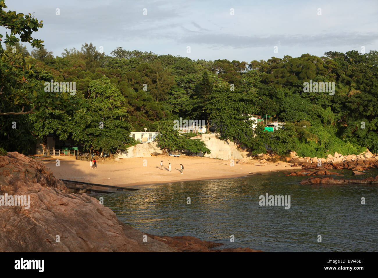 Ein kleiner Strand in der Nähe von Stanley Bay in Stanley, Hong Kong Island, Hongkong, China. Stockfoto