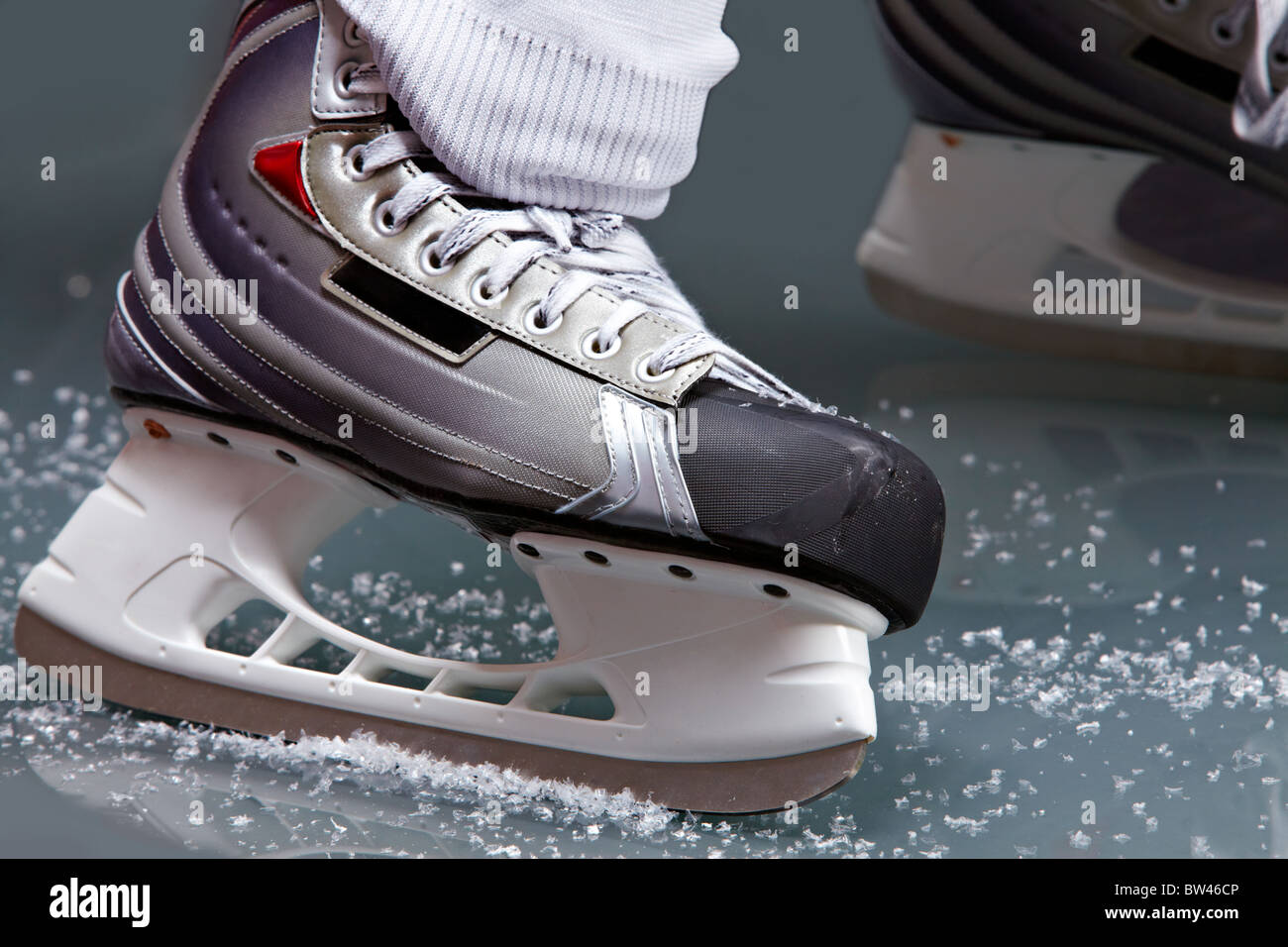 Close-up auf Spieler Füße während Eishockey Schlittschuhe Stockfoto