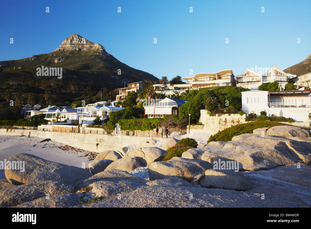 Blick auf das Meer befindet sich in Camps Bay mit Löwenkopf im Hintergrund, Cape Town, Western Cape, Südafrika Stockfoto