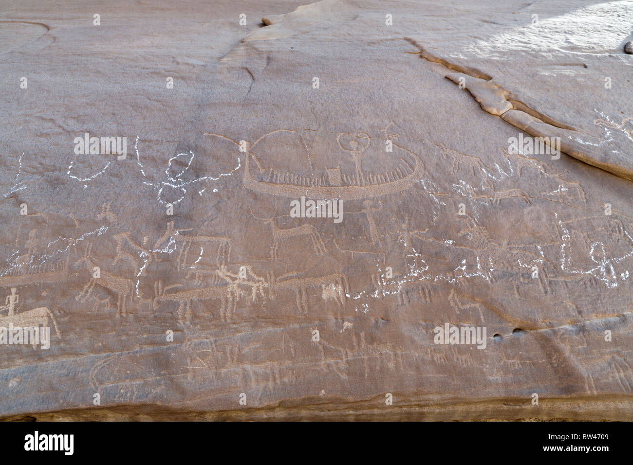 Petroglyphen der großen Boot und verschiedene Tiere überlagert durch moderne bemalten Graffiti, Wadi el-Barramiya, Östliche Wüste, Ägypten Stockfoto