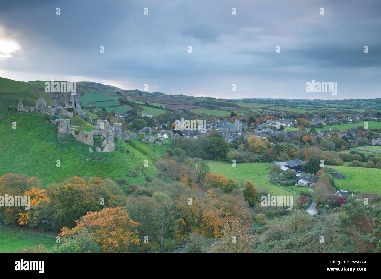 Herbstmorgen in Corfe Castle Landschaft Stockfoto