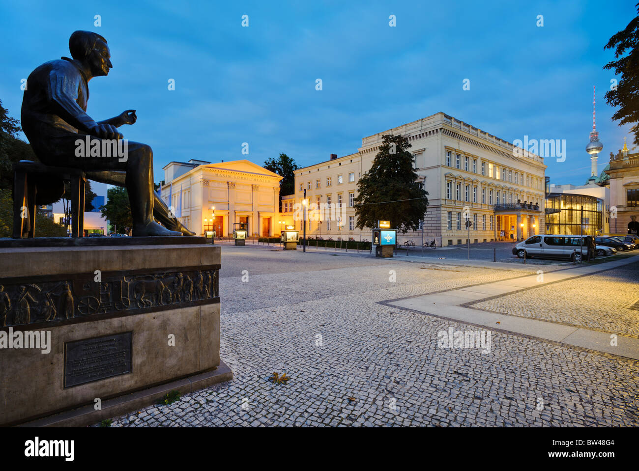 Heinrich Heine-Denkmal vor dem Maxim Gorki Theater und Palais bin Festungsgraben Palast, Berlin, Deutschland, Europa Stockfoto