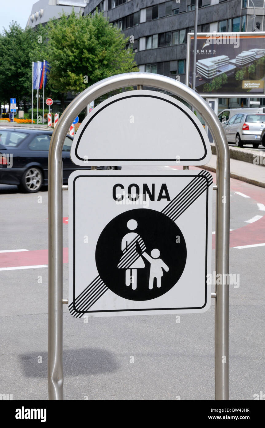 Ljubljana, Slowenien. Ende der Fußgängerzone Zeichen Stockfoto