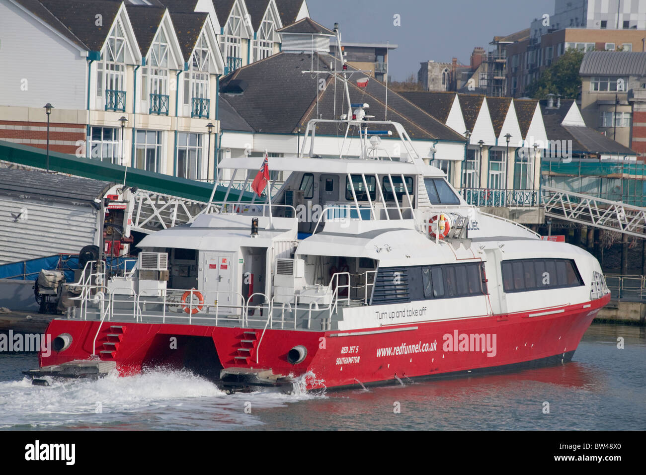 Red Funnel Red Jet Schnellfähre in Southampton Stockfoto