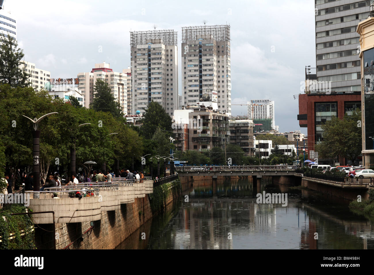 Ein Blick über den Wasserweg in zentralen Kunming, Yunnan Provinz, China. Stockfoto