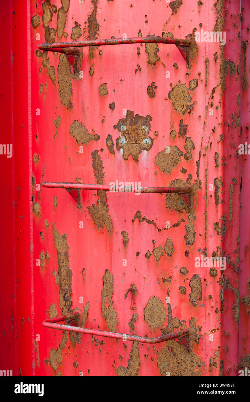 Metallischen Leitern auf roten Behälterwand Stockfoto