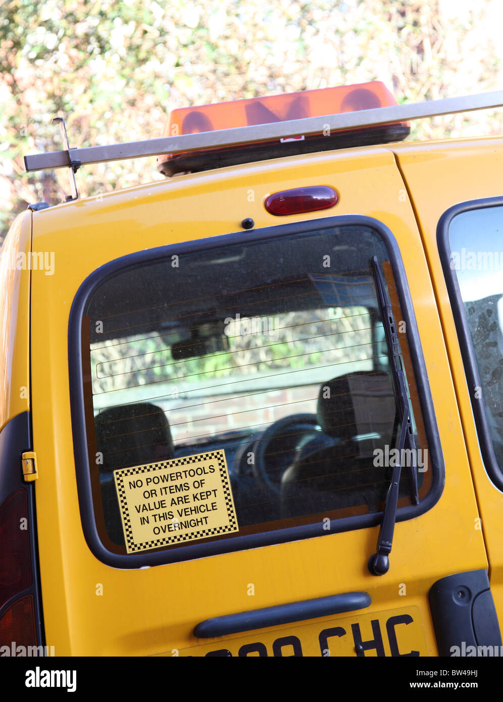 Ein "keine Elektrowerkzeuge links im Fahrzeug" Schild an einem Nutzfahrzeug in Großbritannien. Stockfoto