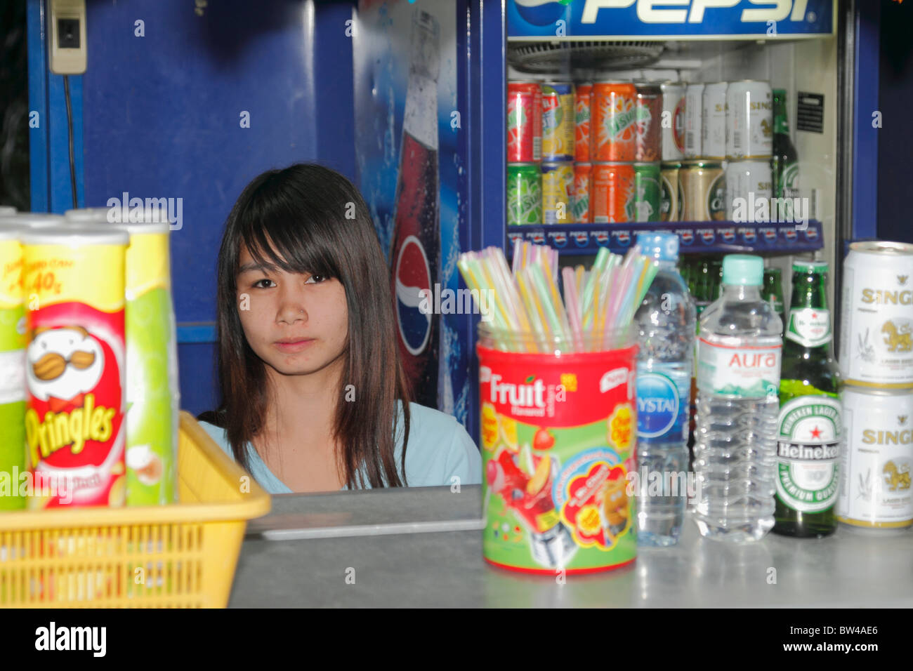 Thai Mädchen sitzt hinter dem Schreibtisch, kleiner Lebensmittelladen (in "Pull") zu halten. Pattaya Crocodile Farm, Thailand Oktober 2010 Stockfoto