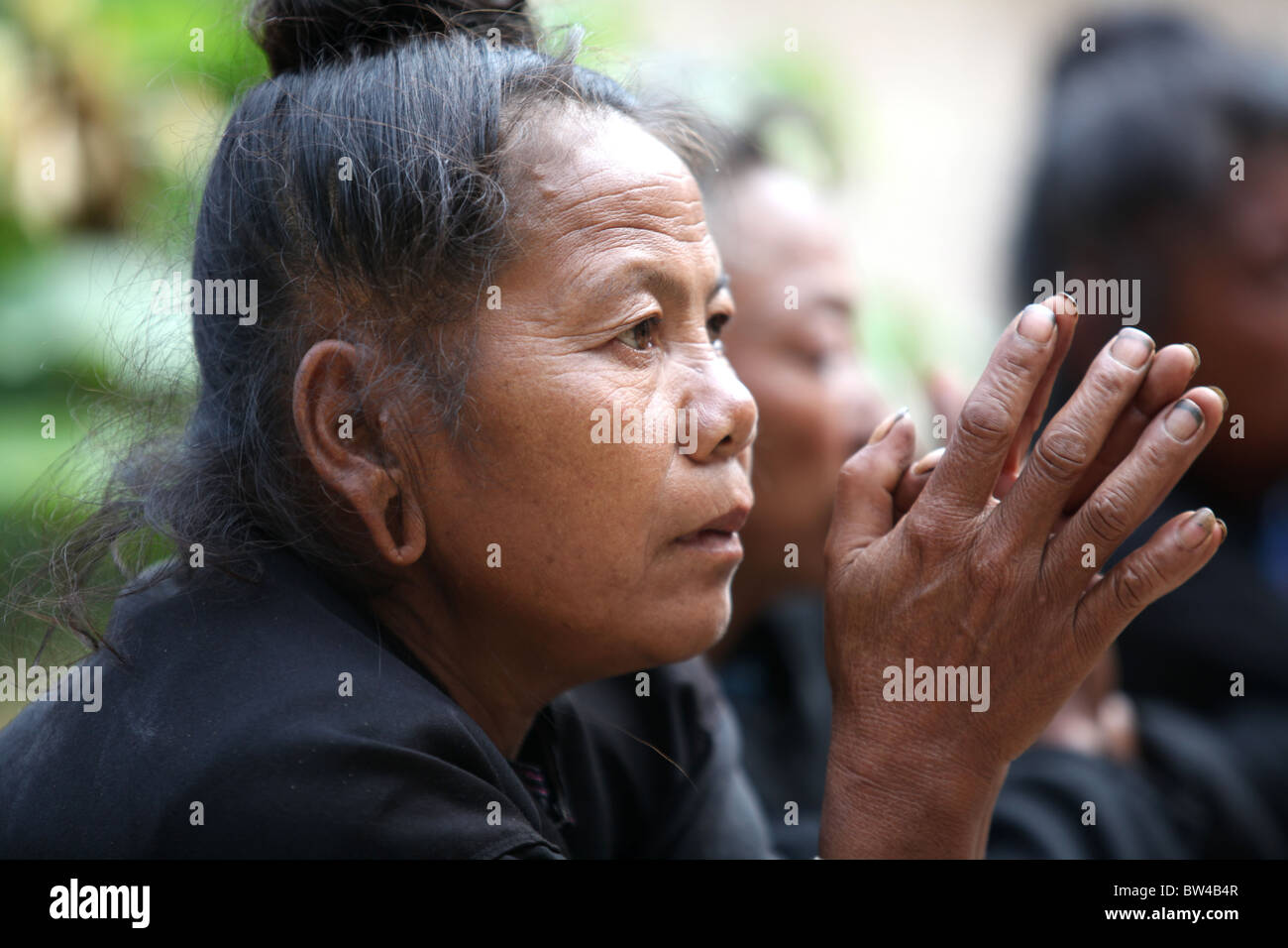 Eine Frau aus der ang ethnische Minderheit in den ang Shan Bergen von Menghai in der Nähe von Jinhing, China. Stockfoto