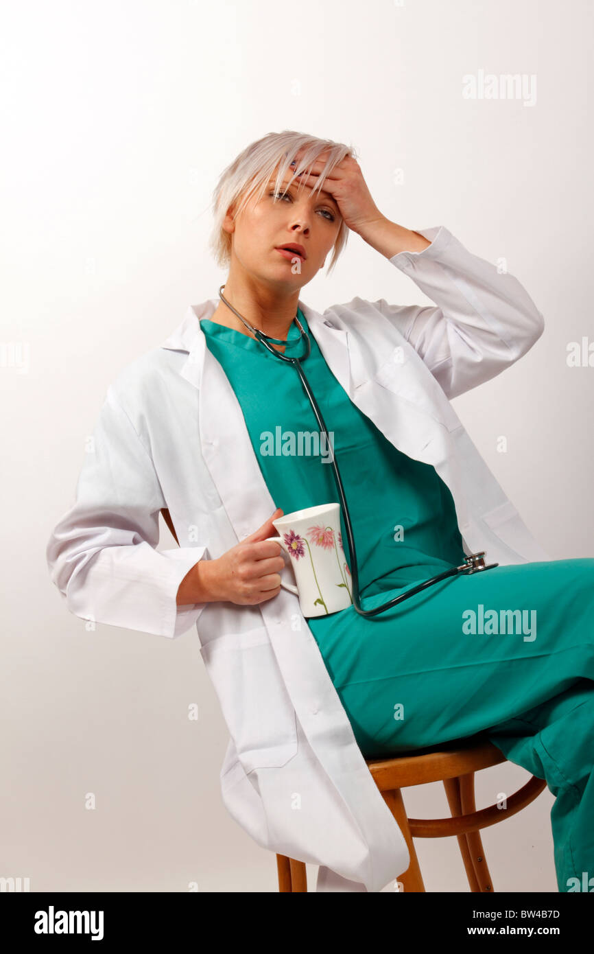 junger Arzt, nachdem eine lange Suche Kaffee trinken erschöpft Stockfoto
