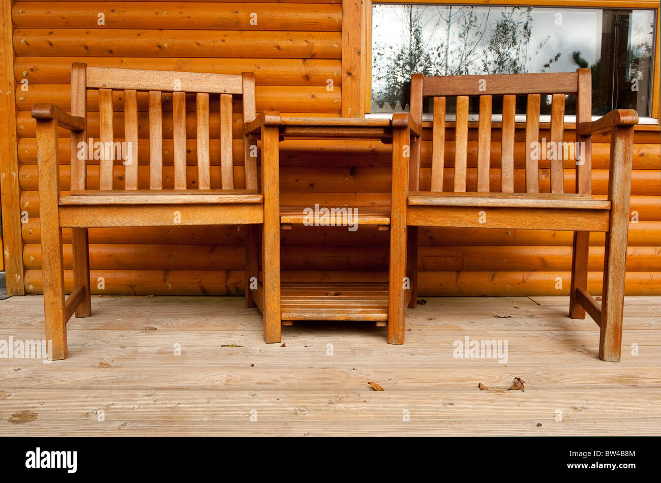 Zwei Sessel auf der Holzterrasse im Ferienhaus Stockfoto