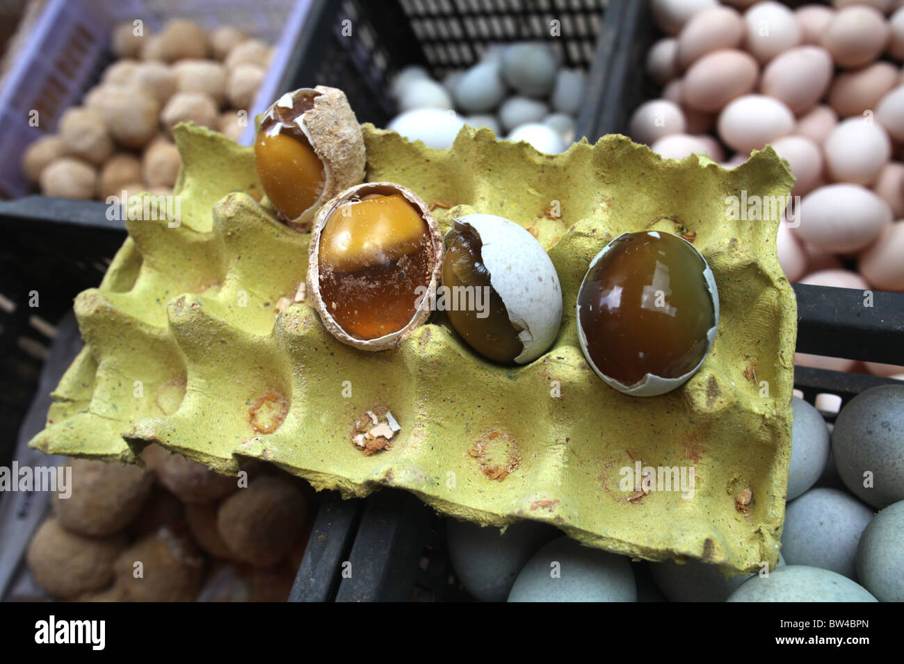 "Tausend Jahre alten" Eiern auf dem Display an der große Wochenmarkt in Kunming, Yunnan Provinz, China. Stockfoto