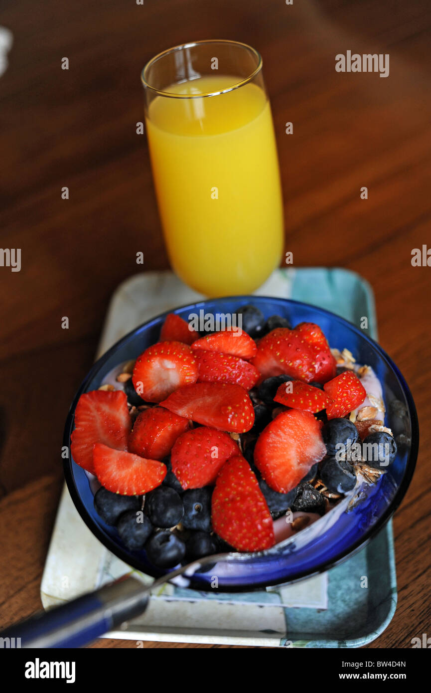 Gesundes Frühstück, Erdbeeren, Heidelbeeren und Joghurt mit Orangensaft Stockfoto