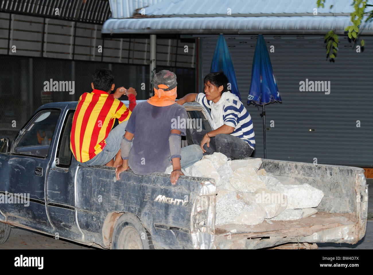 Bauarbeiter Reisen an der Spitze alte & abgenutzt abholen zusammen mit einigen Baustoff. Pattaya, Thailand-Oktober 2010 Stockfoto